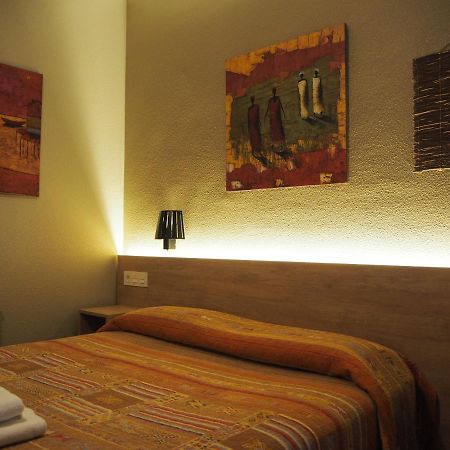 Hostal Acella Pamplona Exteriör bild A room at the hotel