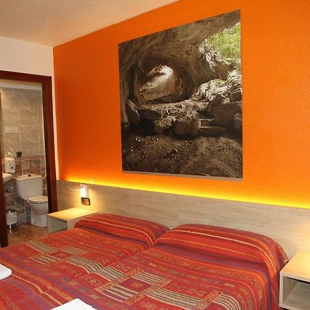 Hostal Acella Pamplona Exteriör bild A room at the hotel