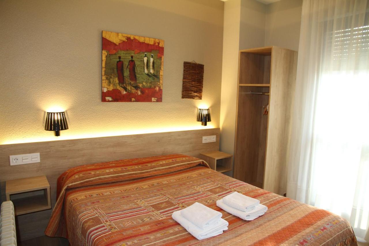 Hostal Acella Pamplona Exteriör bild A room at the hotel