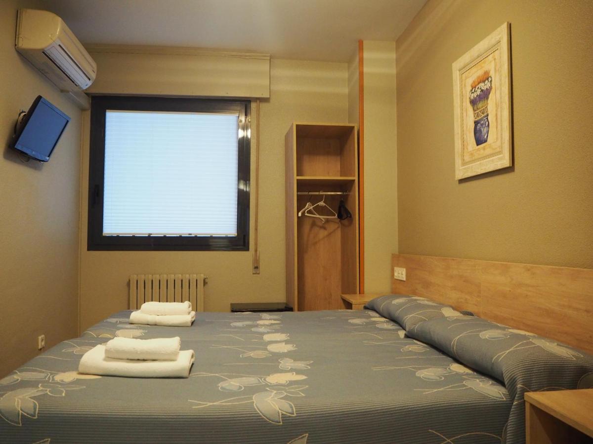 Hostal Acella Pamplona Exteriör bild A room at the hotel