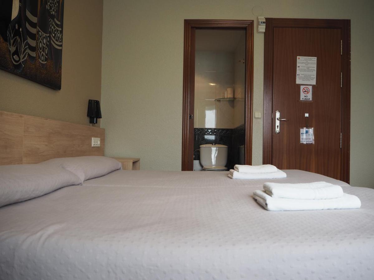 Hostal Acella Pamplona Exteriör bild A room at the hotel