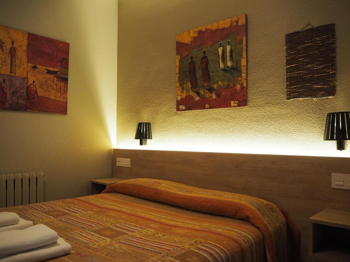 Hostal Acella Pamplona Exteriör bild A room at the hotel