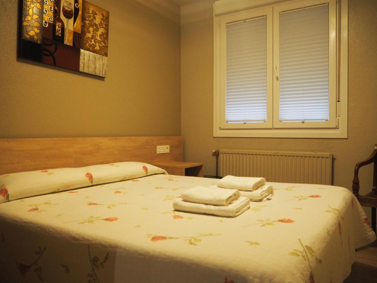 Hostal Acella Pamplona Exteriör bild A guest room at the hotel
