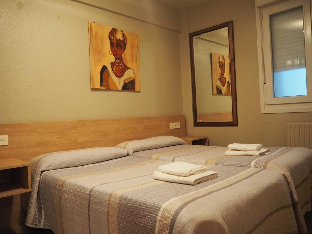 Hostal Acella Pamplona Exteriör bild A room at the hotel
