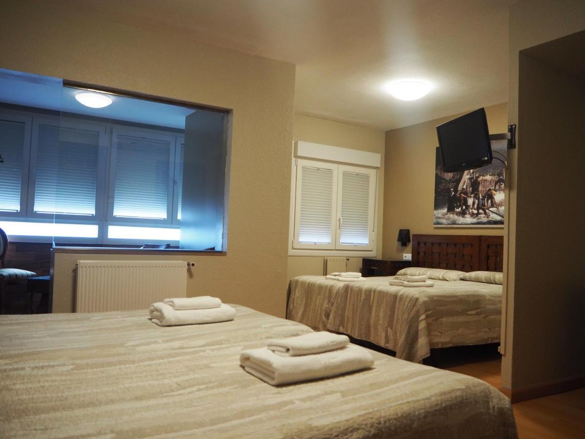 Hostal Acella Pamplona Exteriör bild A room at the hotel
