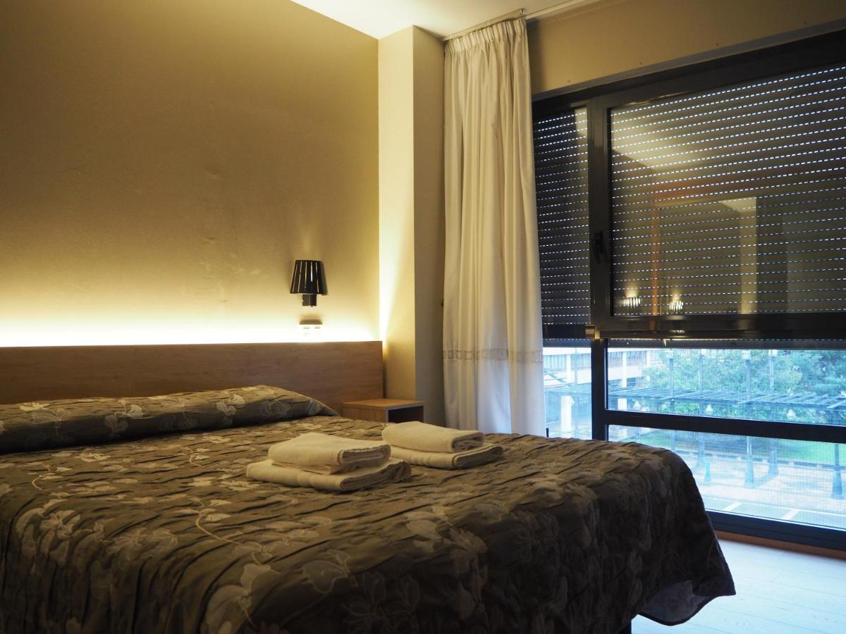 Hostal Acella Pamplona Exteriör bild A bedroom