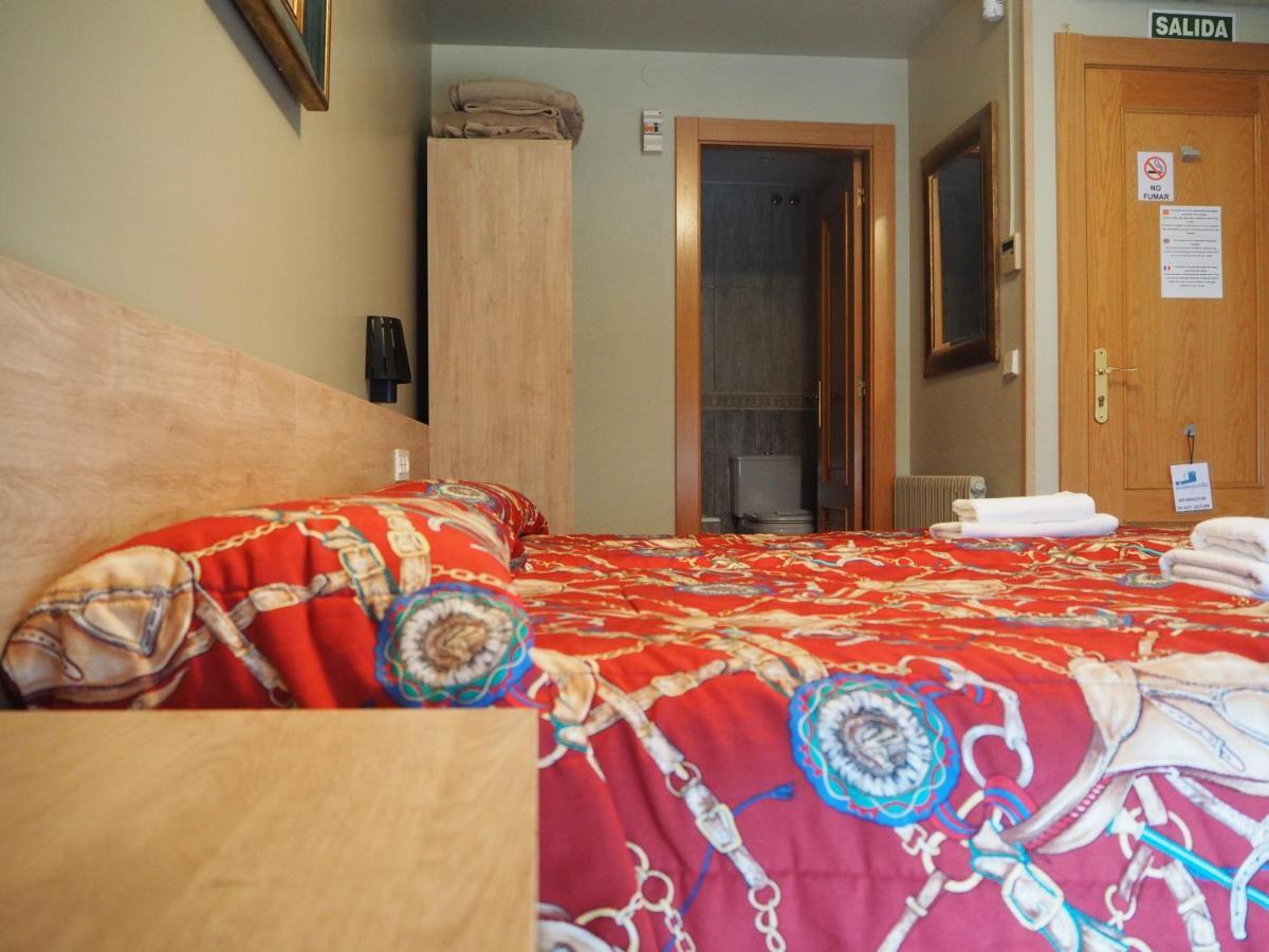 Hostal Acella Pamplona Exteriör bild A typical room at the hostel