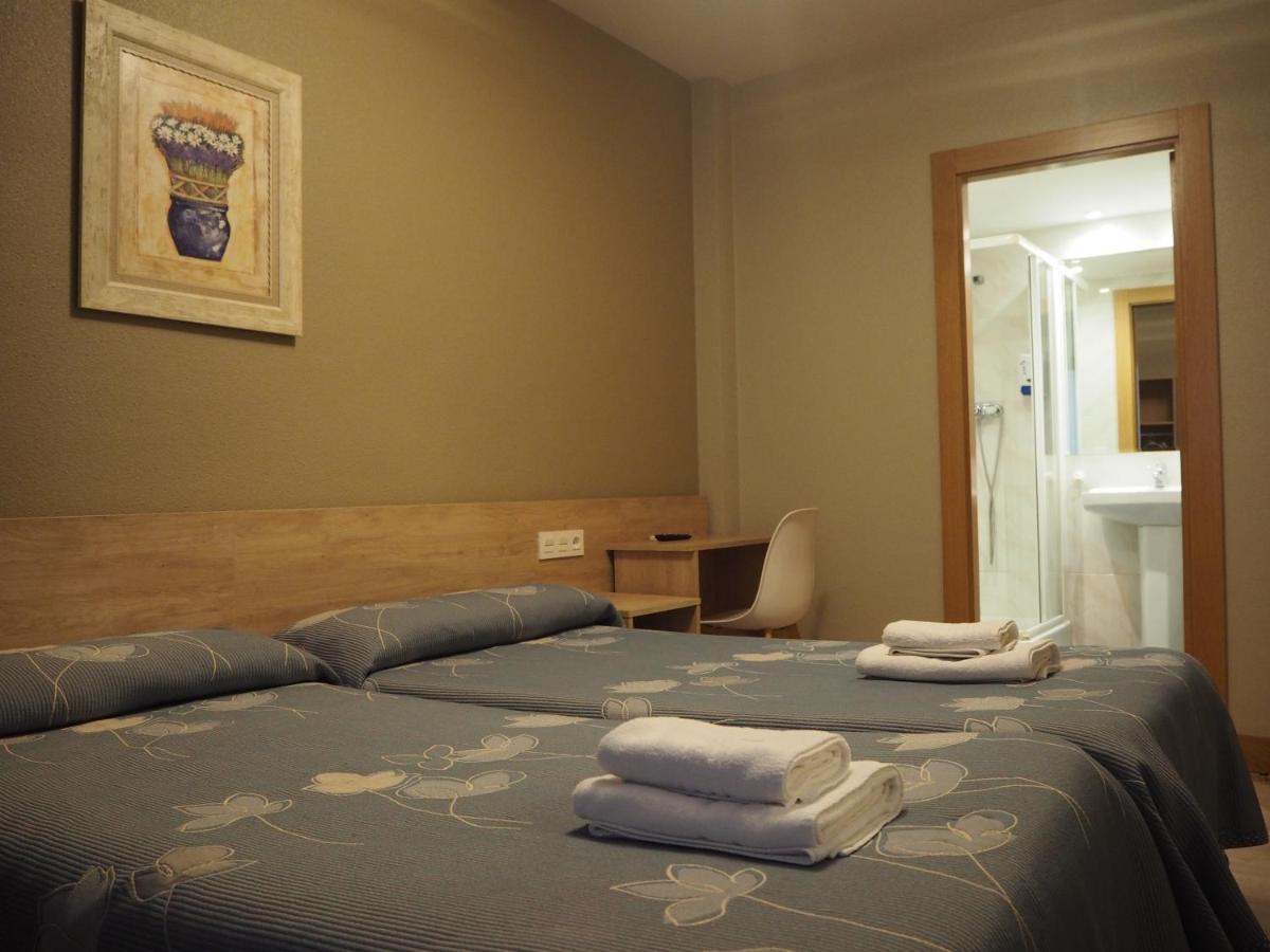Hostal Acella Pamplona Exteriör bild A typical hotel room
