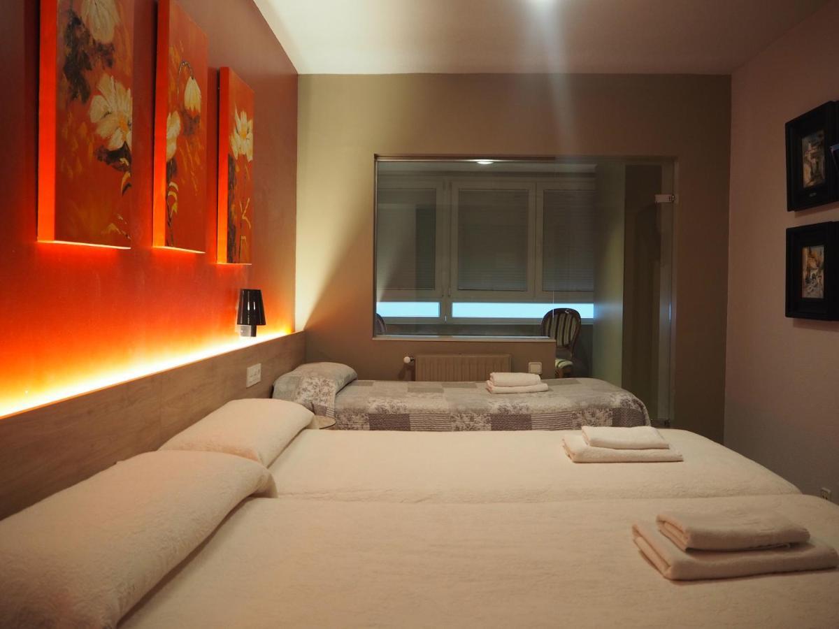 Hostal Acella Pamplona Exteriör bild A room at a love hotel in Tokyo