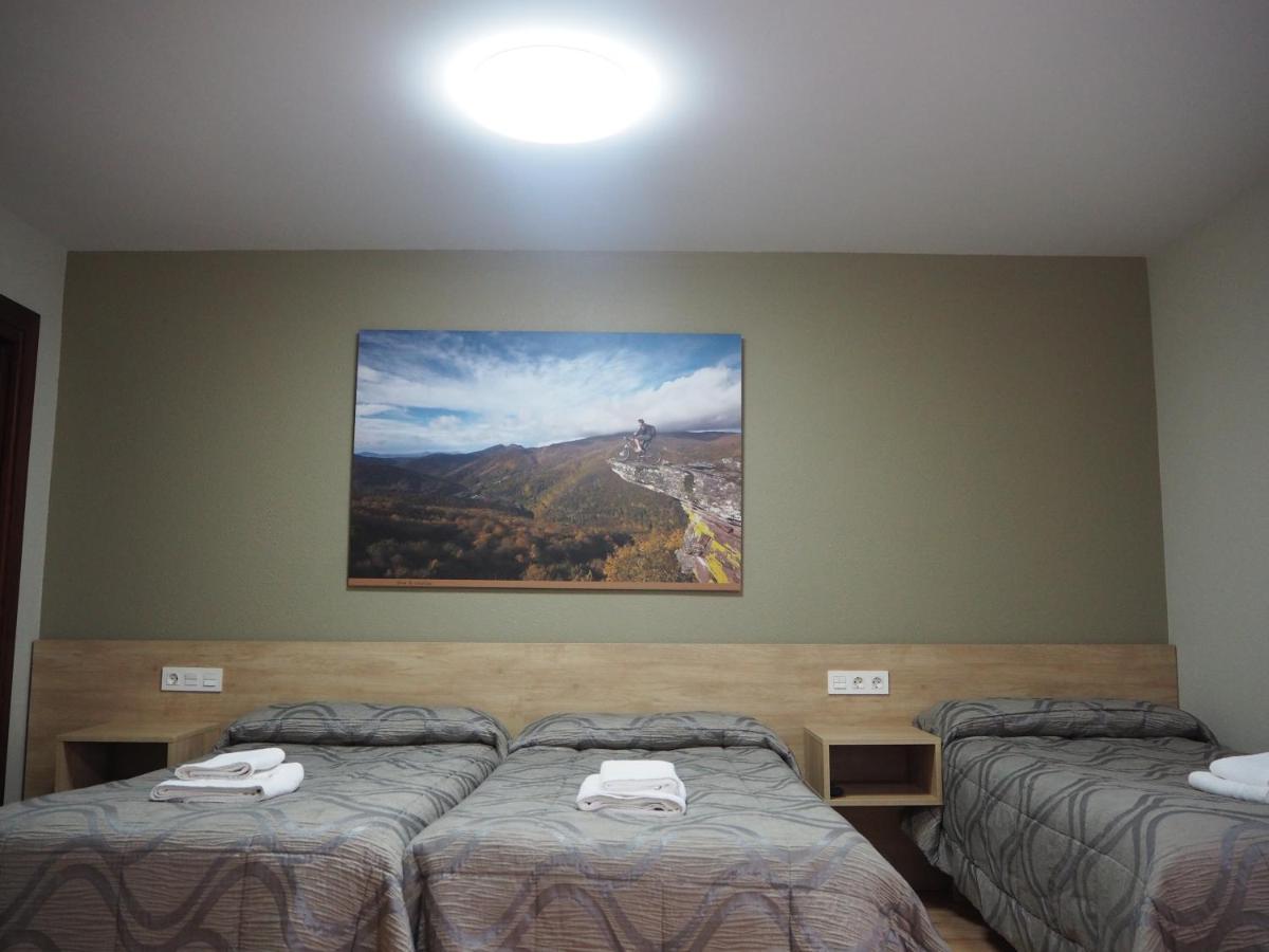 Hostal Acella Pamplona Exteriör bild A room at the hotel