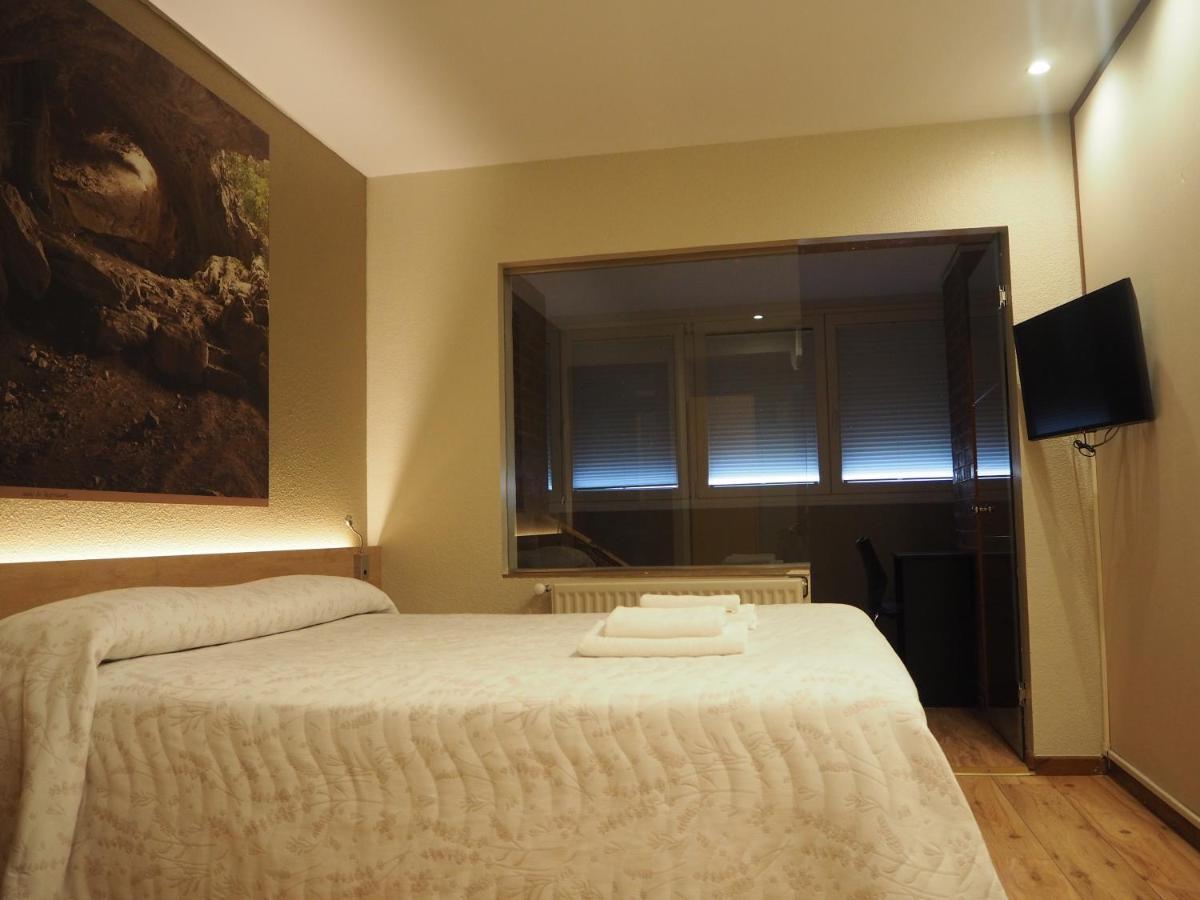 Hostal Acella Pamplona Exteriör bild A room at the hotel