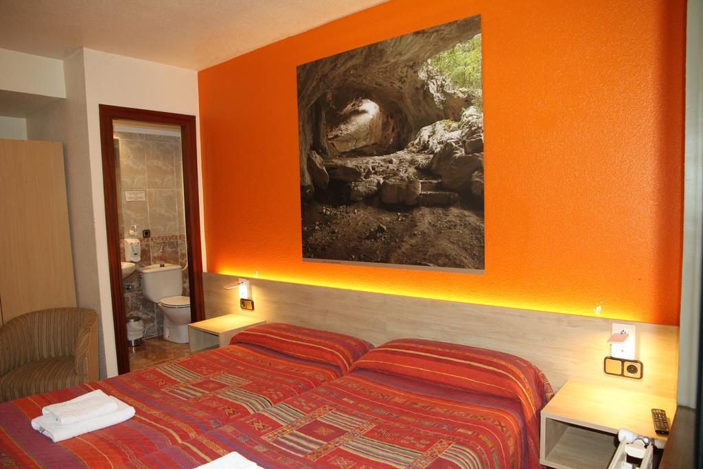 Hostal Acella Pamplona Exteriör bild A room at the hotel