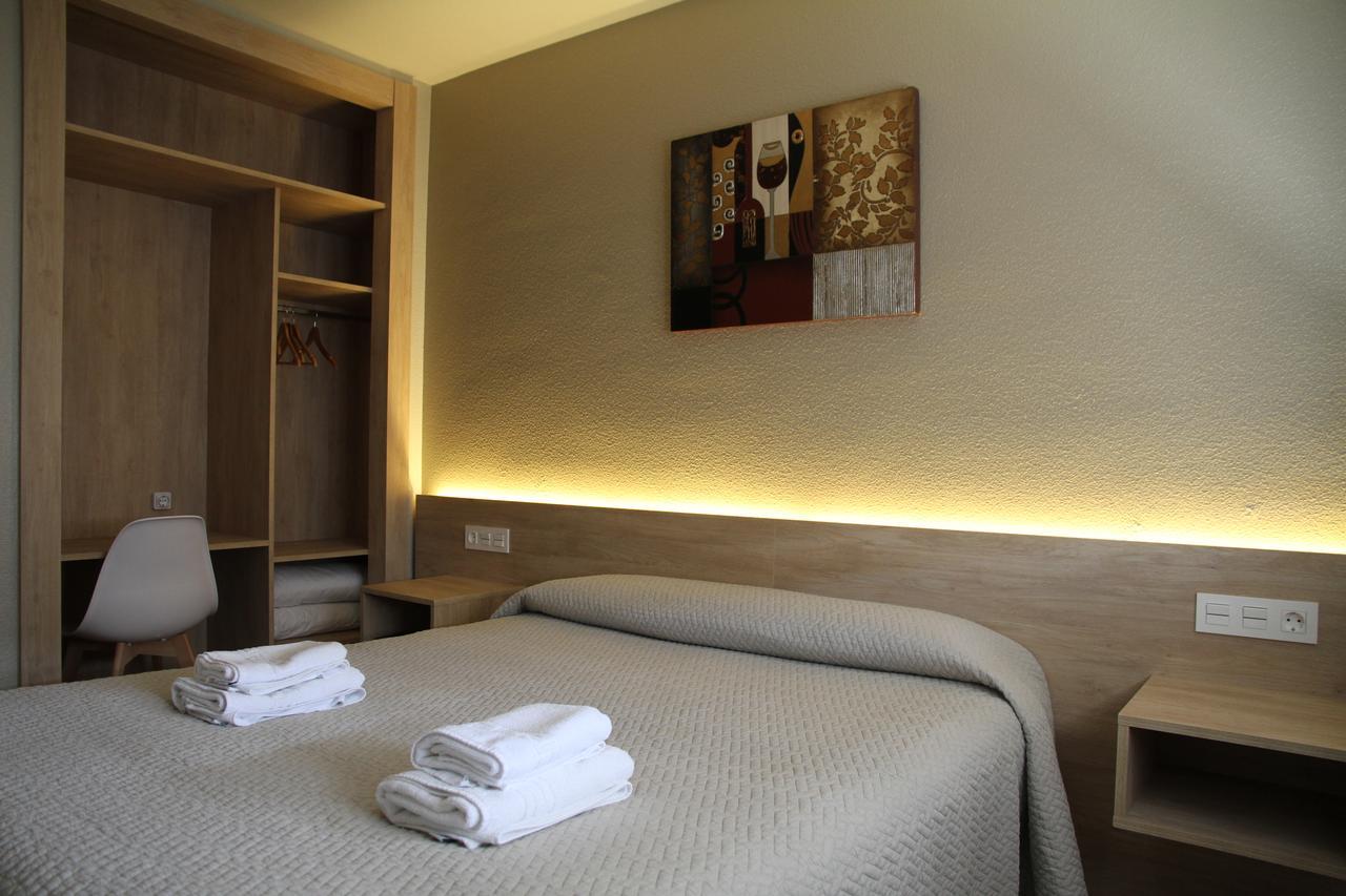 Hostal Acella Pamplona Exteriör bild A room at the hotel