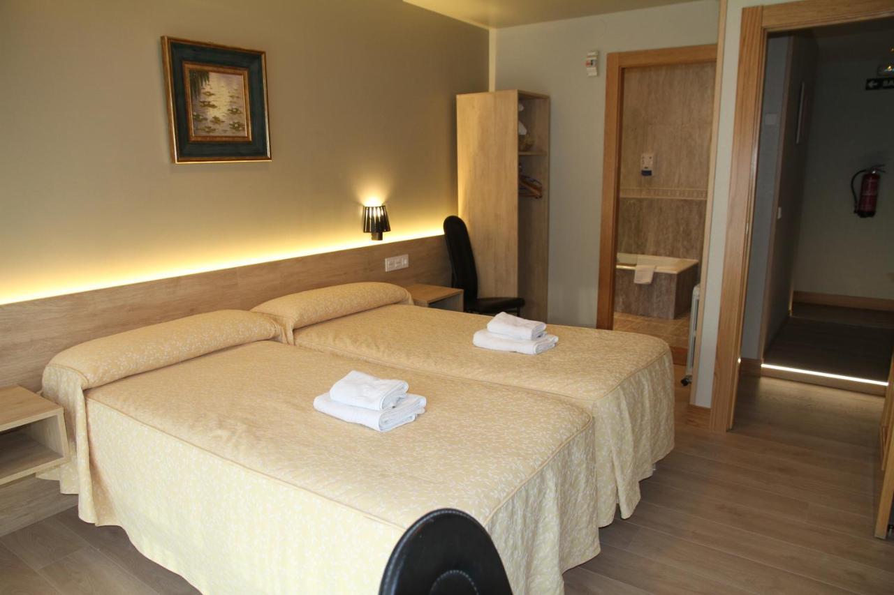 Hostal Acella Pamplona Exteriör bild A room at the hotel